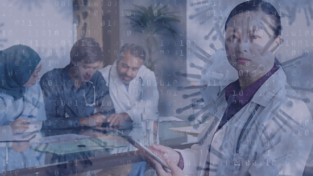 코로나19 세포가 디지털 태블릿을 사용하는 여성 의사에 대해 움직입니다.