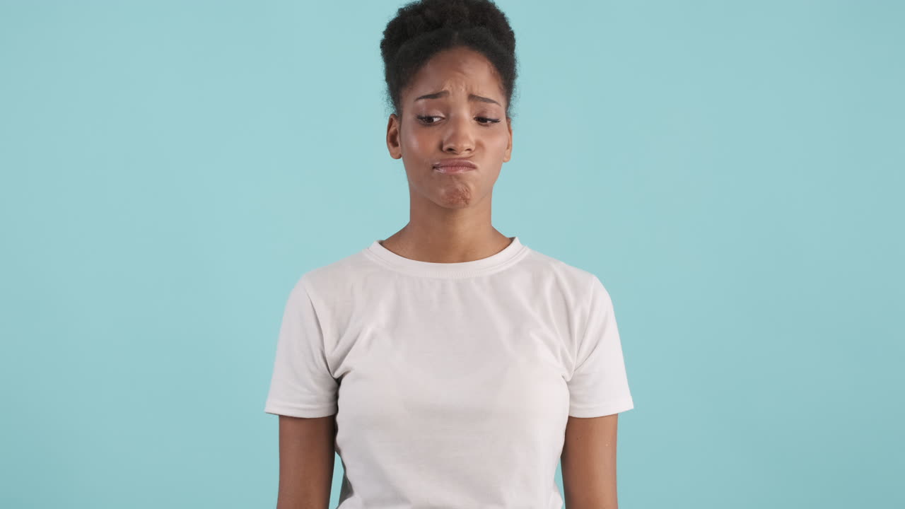 mujer pensativa con expresión de duda