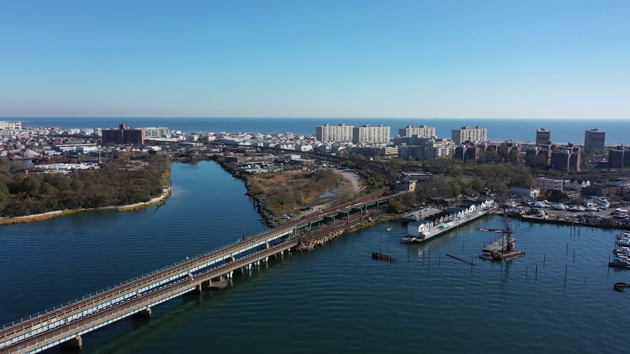 퀸즈, 뉴욕의 풀이 무성한 만 상공에서 공중 촬영