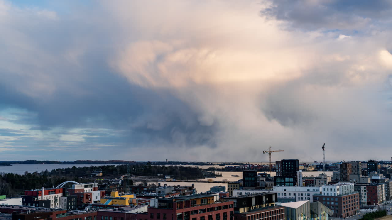 lapso de tiempo de nubes de nieve que se mueven sobre el archipiélago de helsinki, noche de primavera