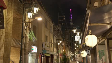 Tokio-Innenstadtstraße-Bei-Nacht