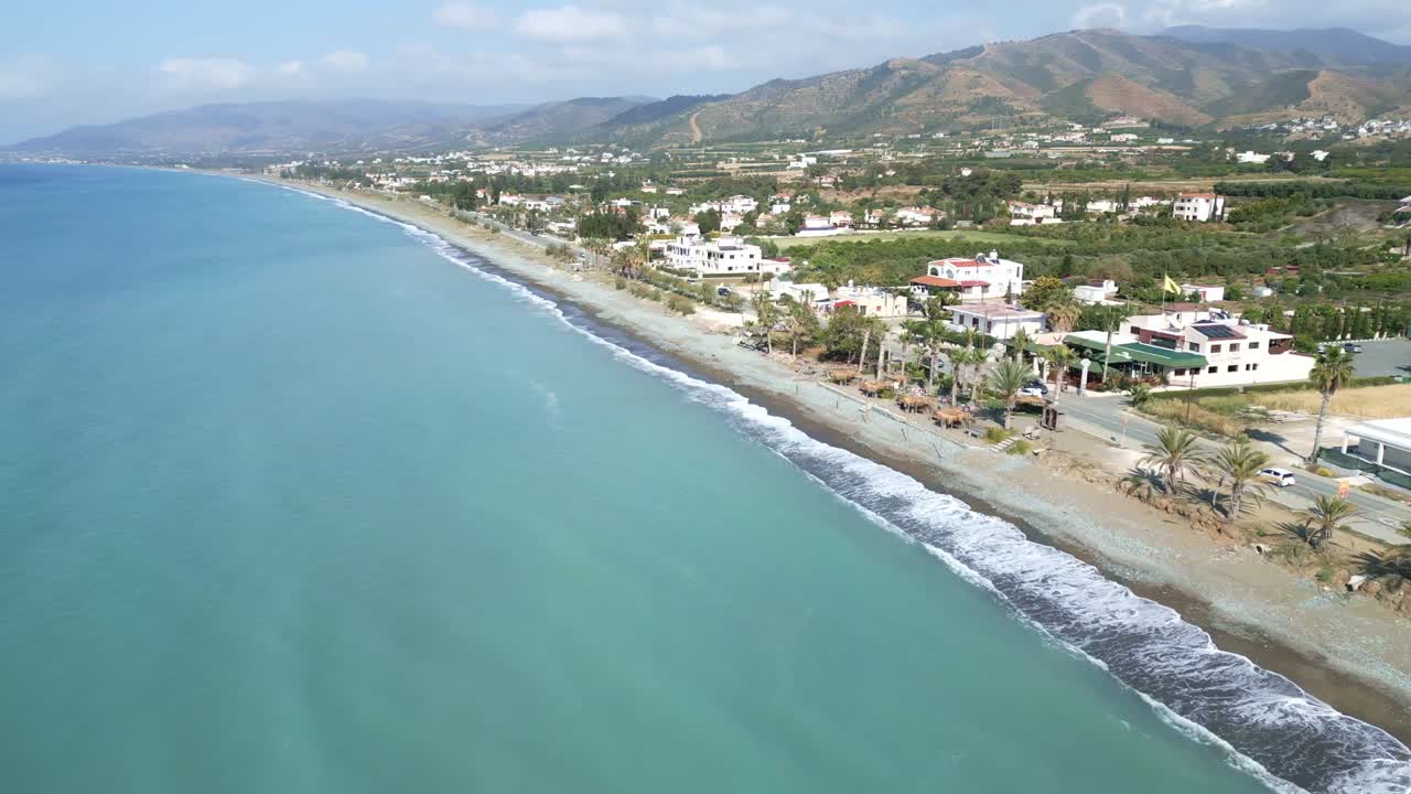 bahía de chrysochus en chipre con playa y aguas claras, vista aérea
