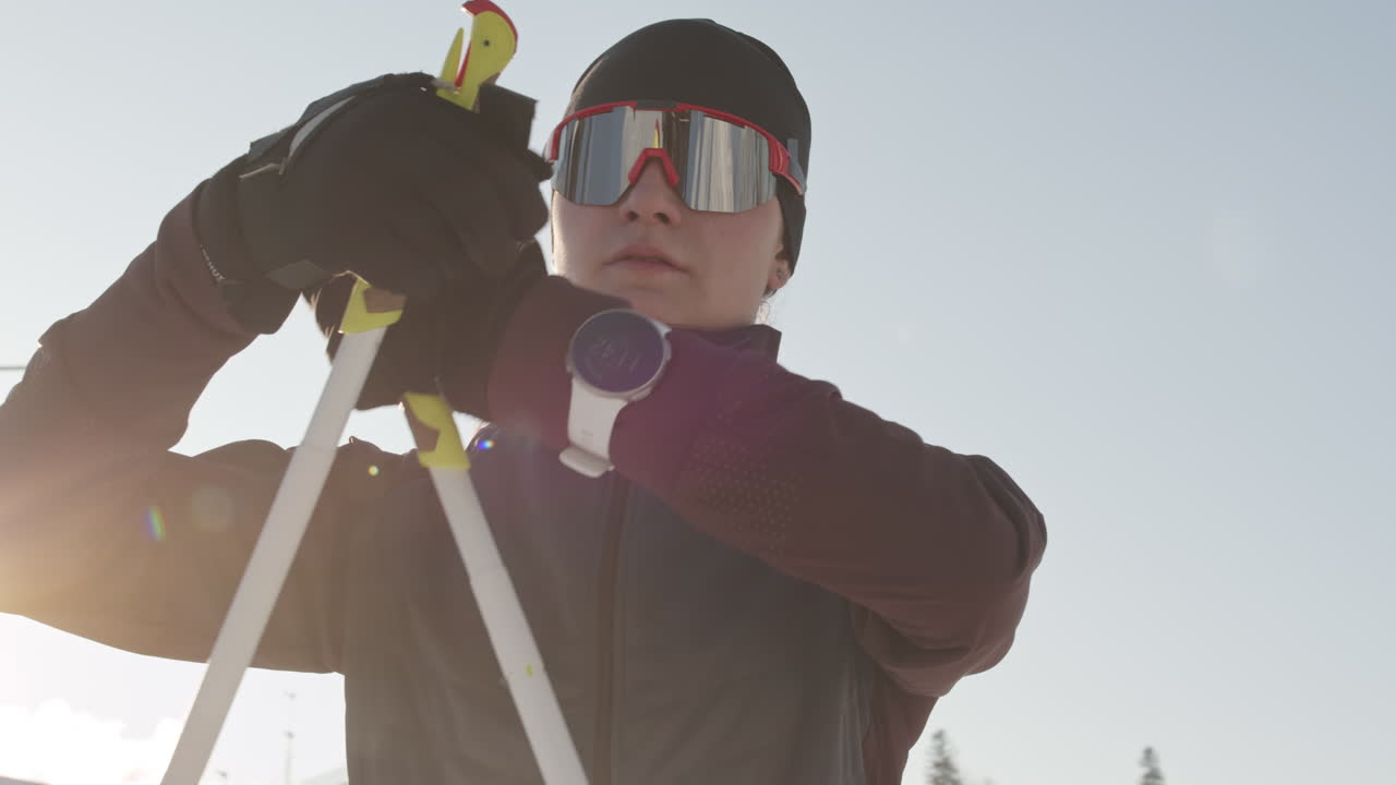 달리기 를 준비 하는 크로스컨트리 스키 선수