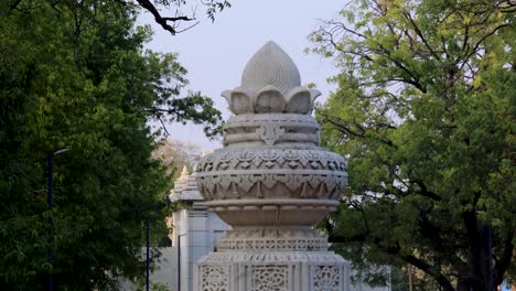 Isolierte-Heilige-Marmorsäulen-Der-Jainisten-Mit-Einzigartiger-Kunst-Am-Tag.-Das-Video-Aus-Einem-Flachen-Winkel-Wurde-Im-Ranakpur-Jain-Tempel-In-Rajasthan,-Indien,-Aufgenommen