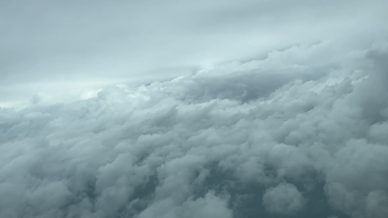 piloto inmersivo pov durante un vuelo en tiempo real disparado desde la cabina a través de un cielo tormentoso