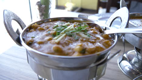 Primer-Plano-Del-Plato-De-Curry-En-Un-Restaurante-Indio