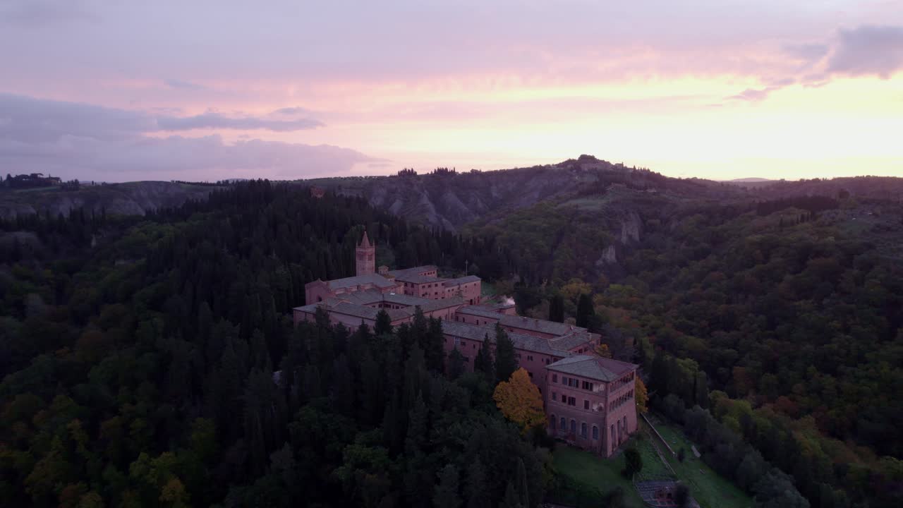 L'abbazia di Siena risplende all'alba serena