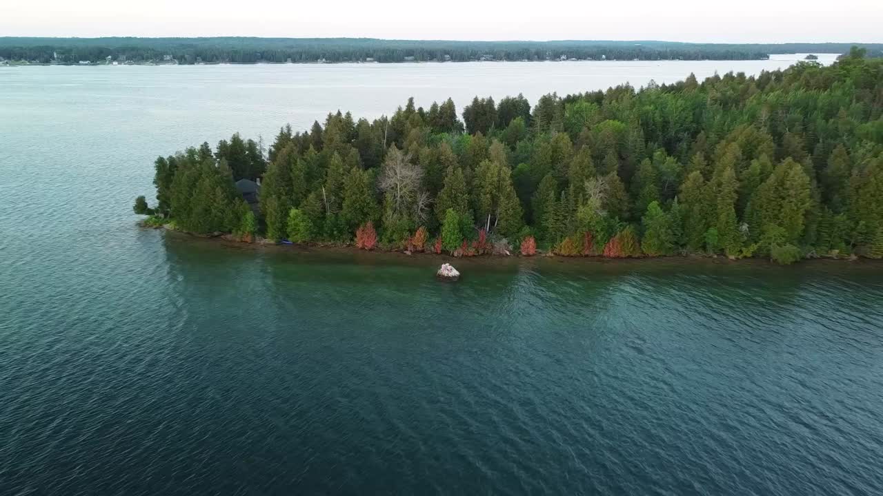 큰 바위가 있는 섬 반도의 공중 상승 백업