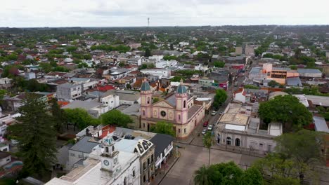 antena hundida de un pequeño pueblo y un paisaje verde y plano en argentina
