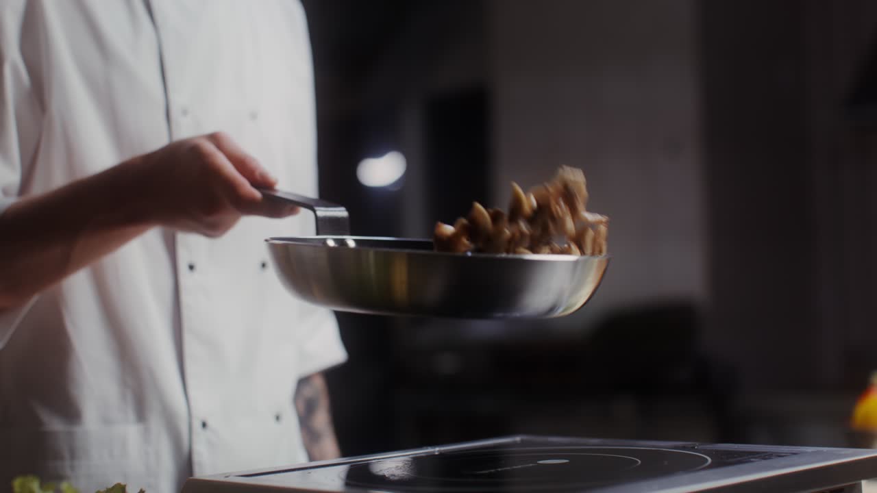 chef cocinando setas en una sartén