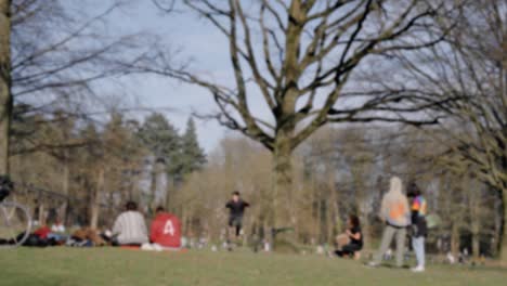 Junger,-Nicht-Erkennbarer-Mann,-Der-Auf-Slackline-Zwischen-Bäumen-Im-Park-Läuft-Und-Springt---Bokeh