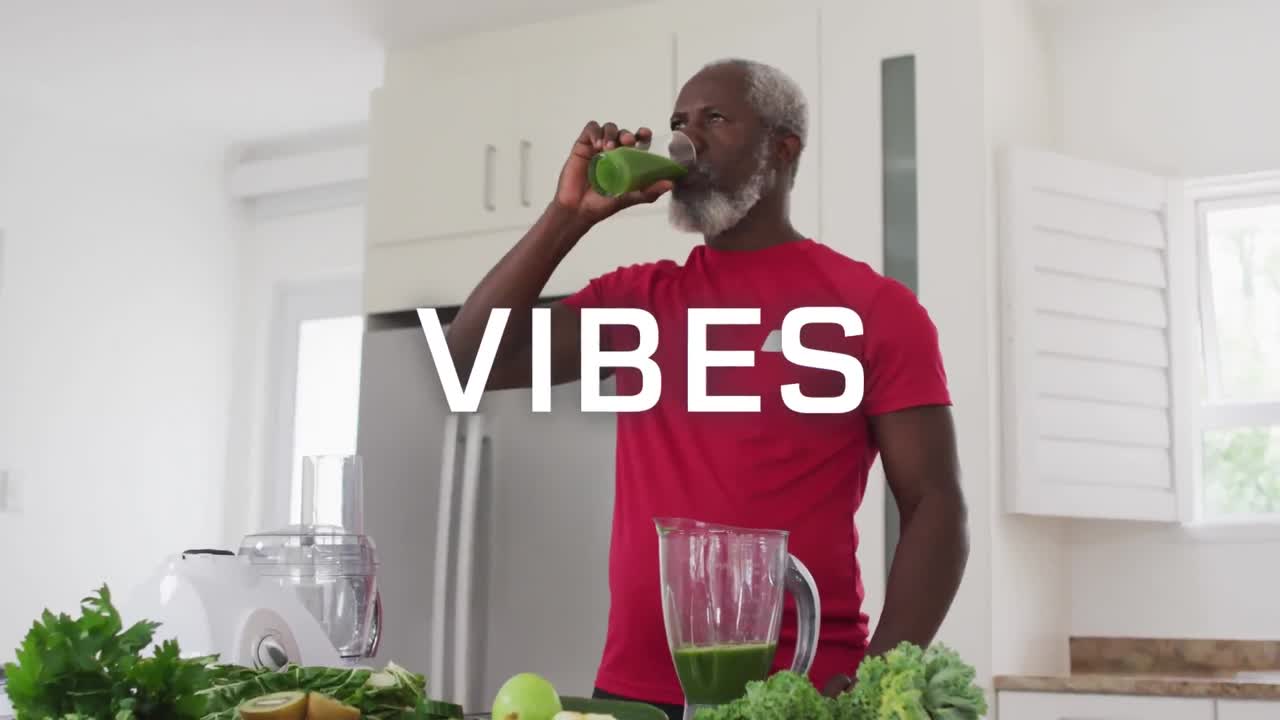 vibes texto contra hombre afroamericano bebiendo batido de verduras en casa