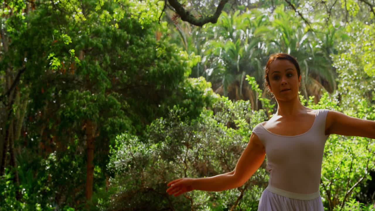 una joven bailarina bailando en el parque 4k