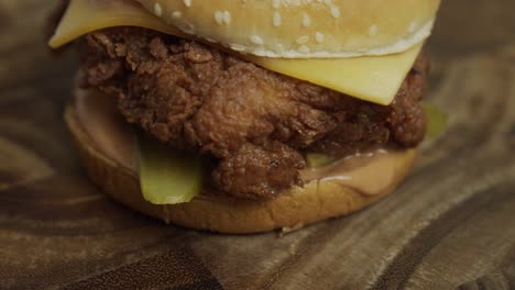 Close-up-shot-of-freshly-made-cheeseburger-on-wooden-cut-board