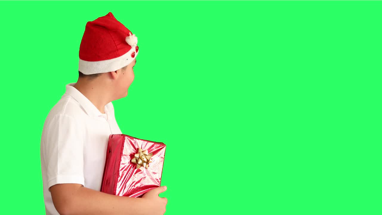 녹색 스크린 배경 3에 크리스마스 선물을 가진 어린 소년