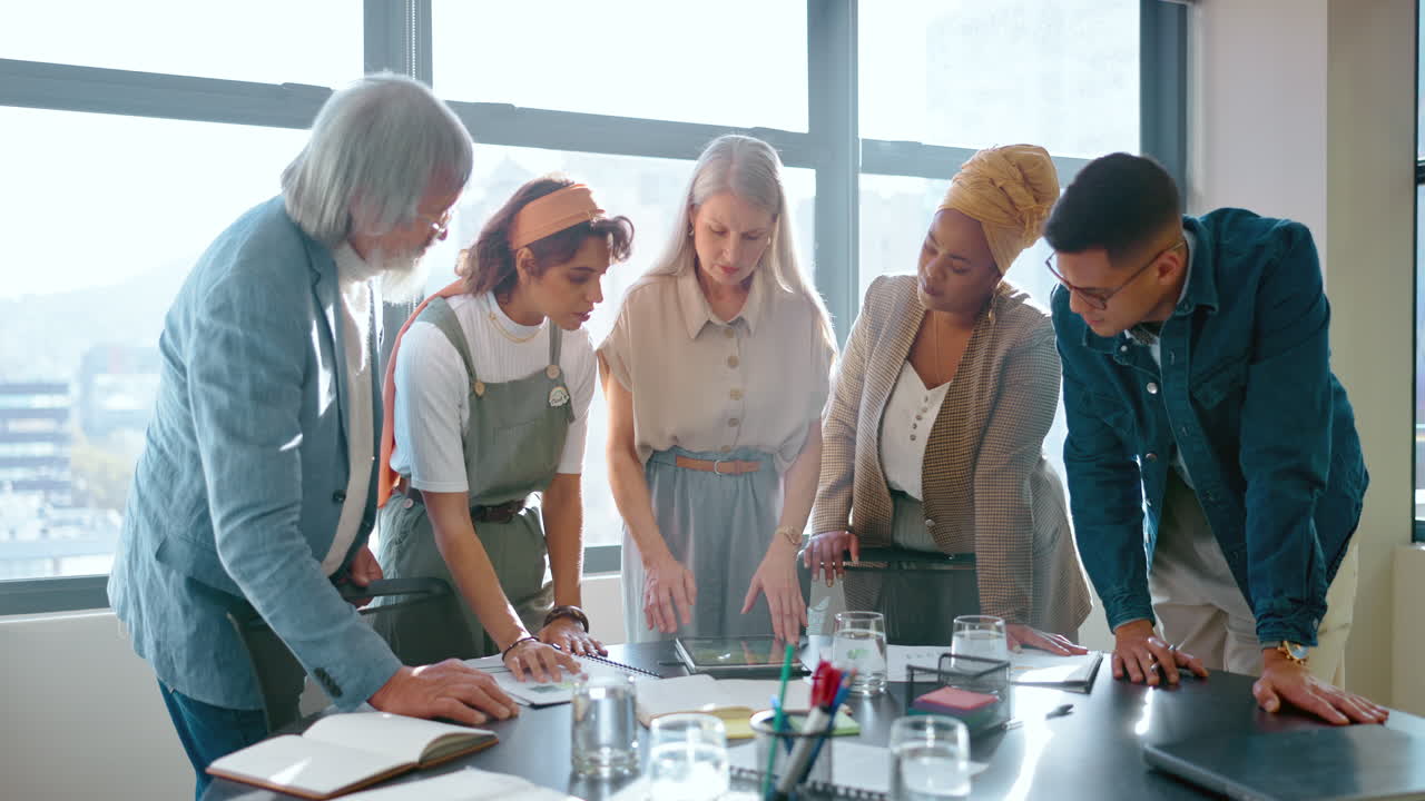 документы, совещание и стартовая команда в мастерской