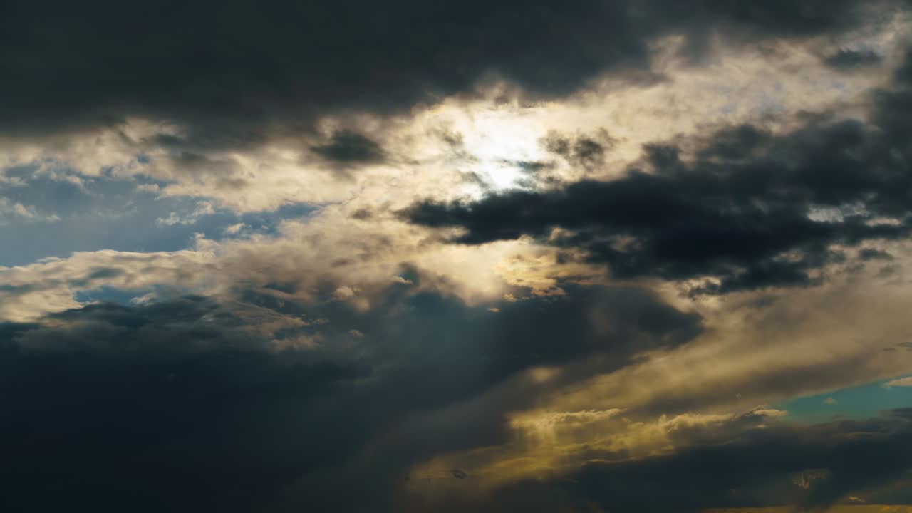 dramático atardecer cielo lapso de tiempo, luz solar brillante y silueta oscura de nubes como fondo, clima extremo