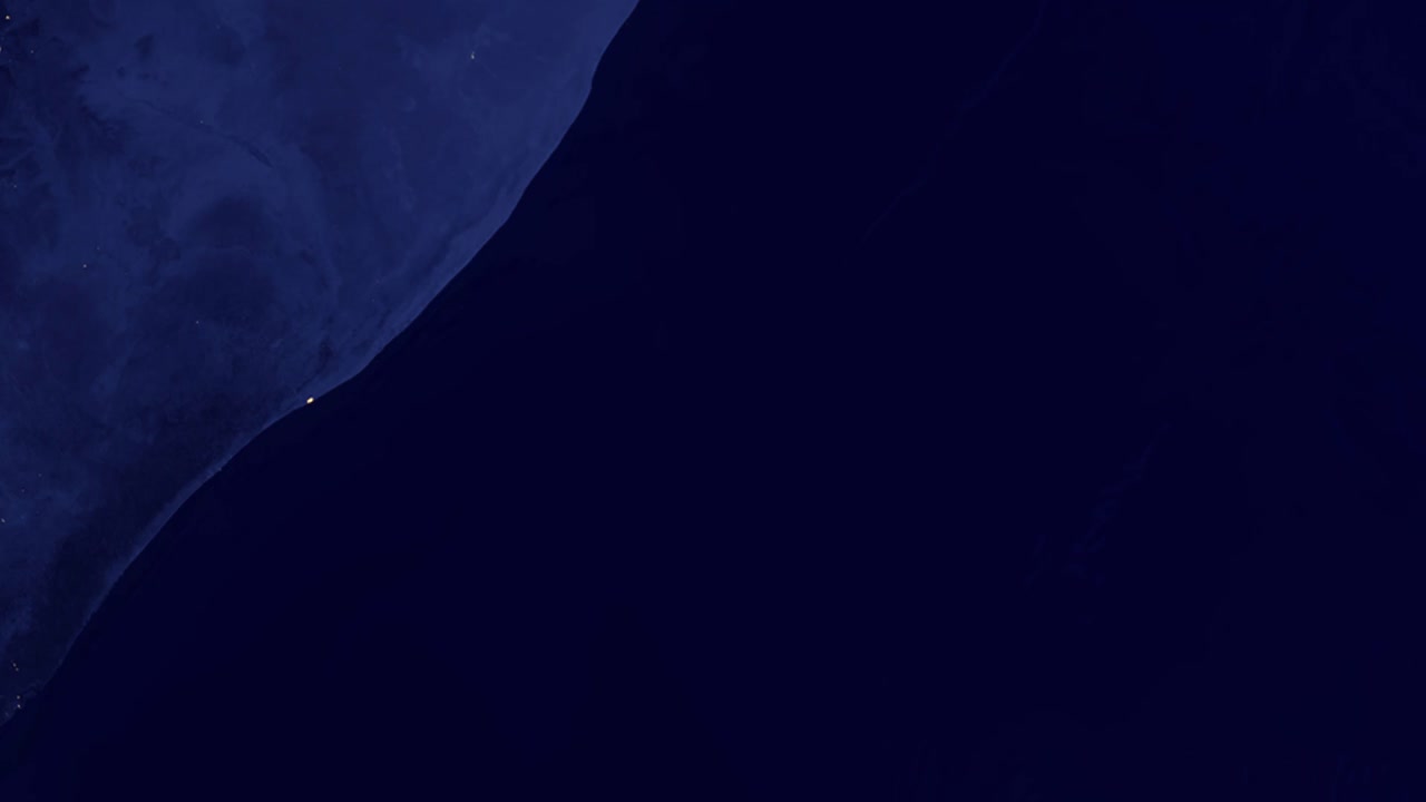 Nopea satelliittizoom avaruudesta vaihtuu Mogadishun yönäkymäksi.