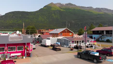 video de drones de 4k del puerto de barcos comerciales de valdez en valdez, alaska durante un día soleado de verano