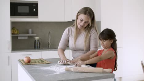 una niña linda aprendiendo a hornear