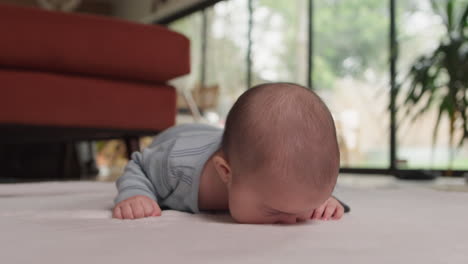 Süßes-Baby-Spielt-Auf-Dem-Bauch-Und-Legt-Sein-Gesicht-In-Den-Weichen-Teppich