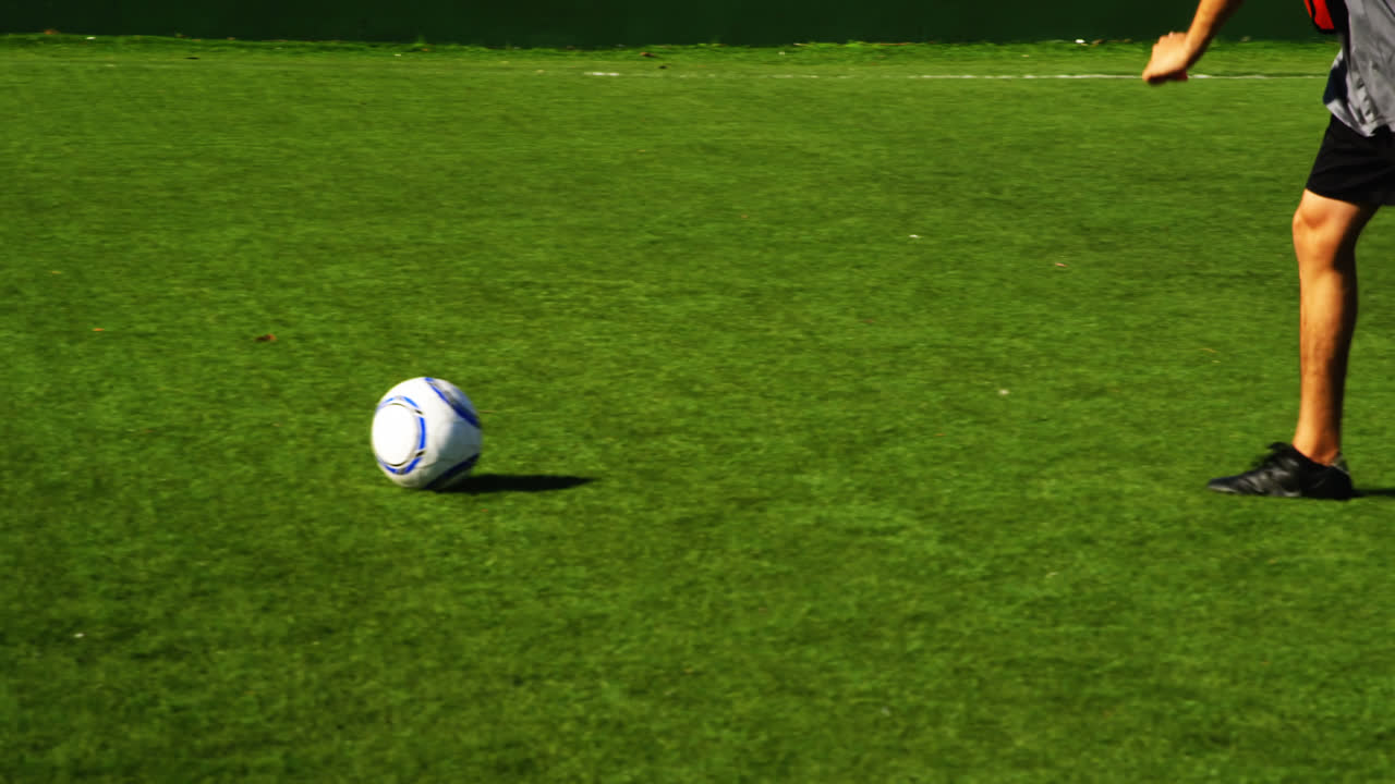 필드에서 연습하는 축구 선수 4k