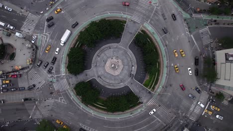 Aerial-view-above-cars-in-a-roundabout-in-NYC,-USA---screwdriver,-drone-shot