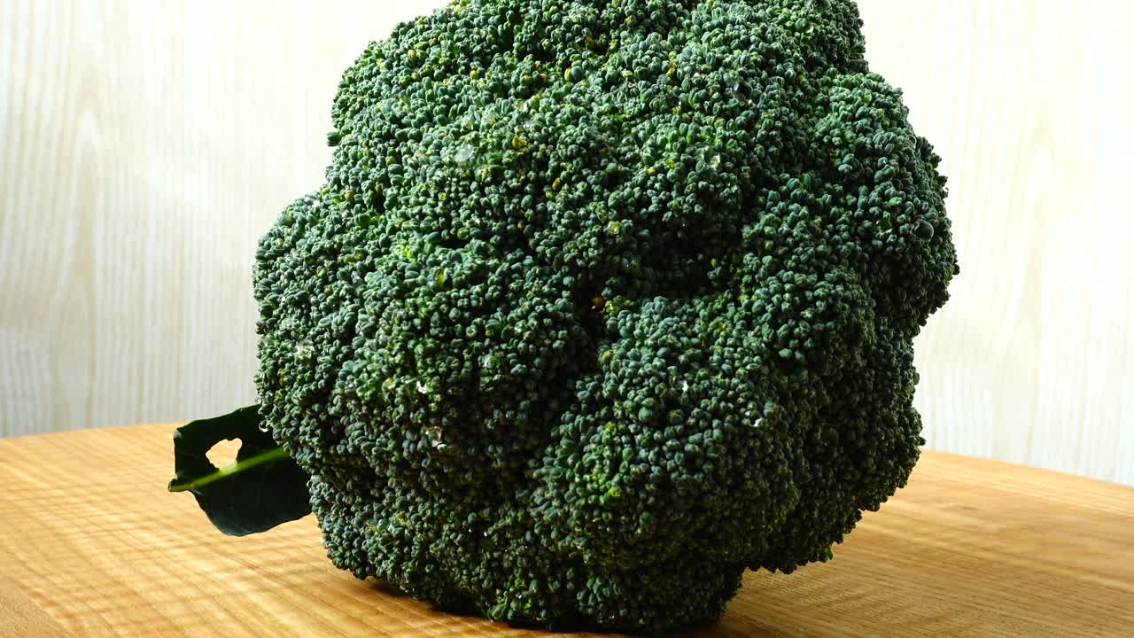 Riprese di broccoli in movimento. Tagliere.