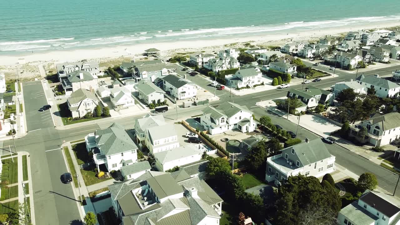 antena sobre los tejados de las casas frente al mar en stone harbor, nueva jersey