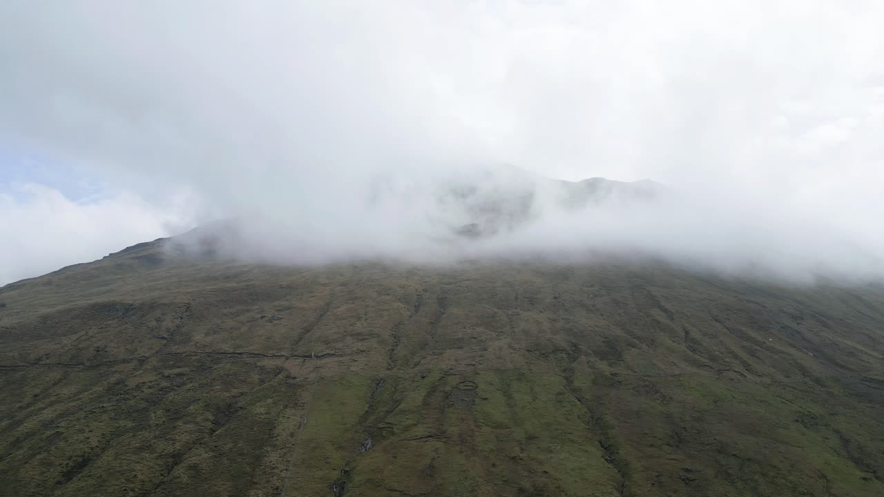 Misty Mountain Peaks, Foggy Landscape, Cloudy Peak