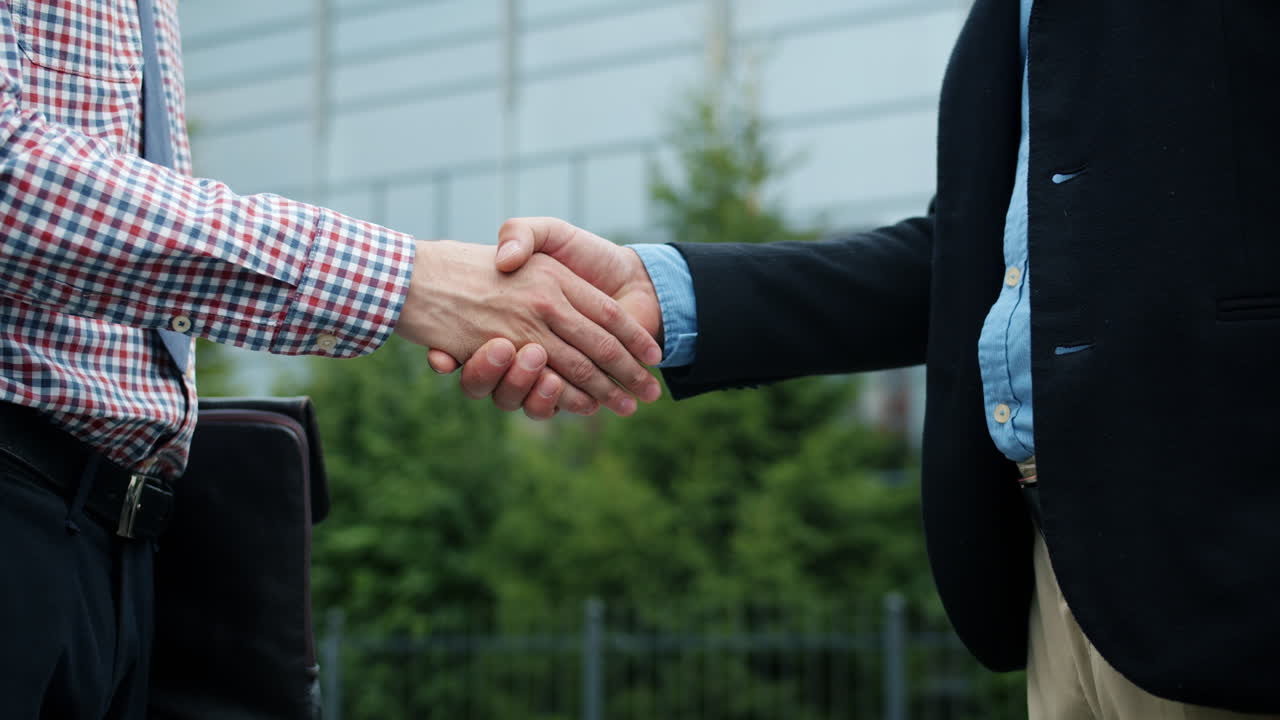 Apretón de manos de hombres de negocios