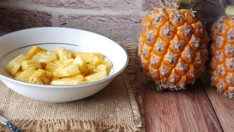 piña cortada en un tazón