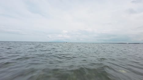 FPV-Drohnenüberflug-Kristallklare-Wasseroberfläche-In-Richtung-Fischerboot-In-Bohol---Philippinen