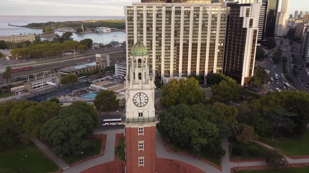 vista aérea de la órbita de la parte superior de la torre monumental, buenos aires