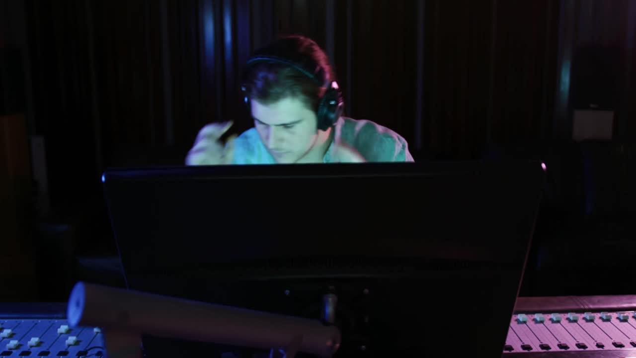 ⁇ 싱 데스크 에서 일 하는 남성 사운드 엔지니어