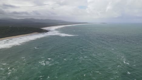 Malerischer-Blick-Auf-Die-Boambee-Landspitze-Am-Strand-Von-Sawtell