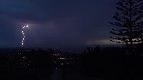 relámpagos caen por la noche sobre la ciudad de ventura, california durante una gran tormenta eléctrica