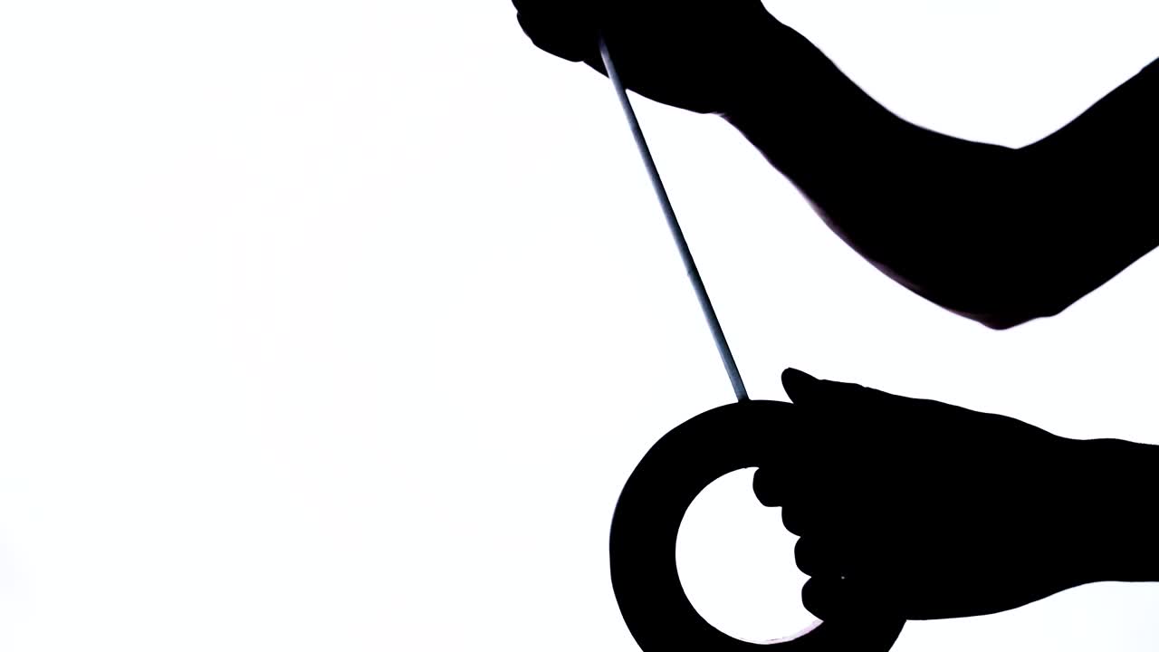 트 테이프 롤을 가져가는 사람의 손의 클로즈업. 검은색과 색, 고립
