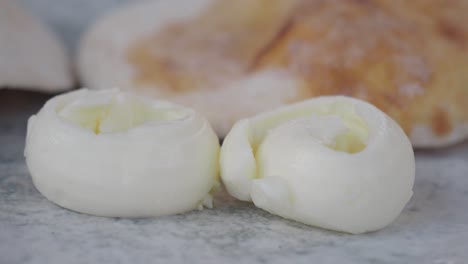 huevos duros y pan de pita