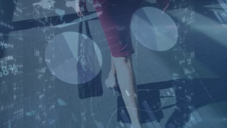 animación del procesamiento de datos sobre una mujer de negocios caucásica caminando
