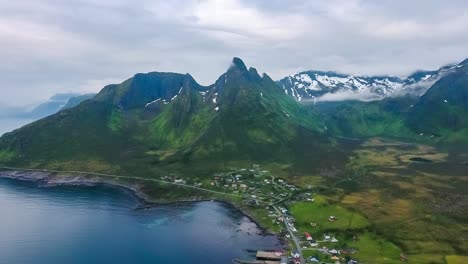 Mefjordvar,-Insel-Senja.-Schöne-Natur-Norwegen-Natürliche-Landschaft-Mefjord.