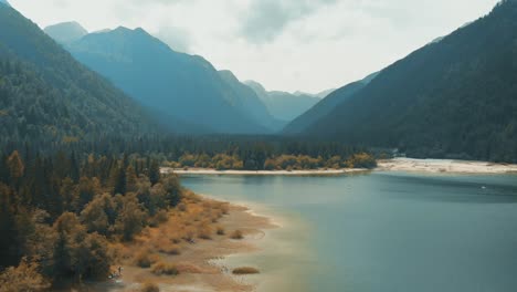 Lago-En-Italia-Lago-Del-Predil-En-Verano,-Toma-Aérea