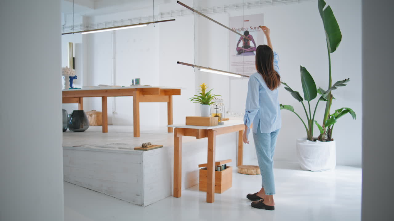 una mujer hermosa sosteniendo un árbol de santo palo.