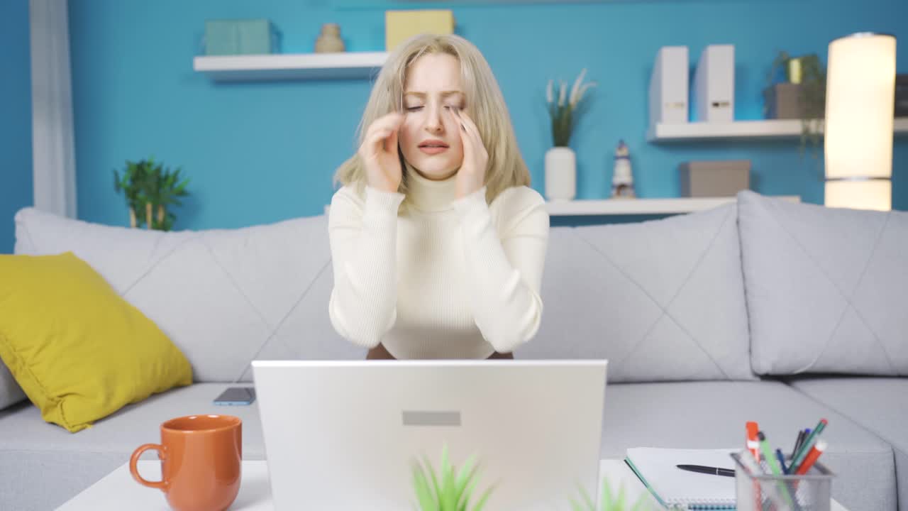 좌절한 젊은 여성은 무기력하게 슬퍼합니다.