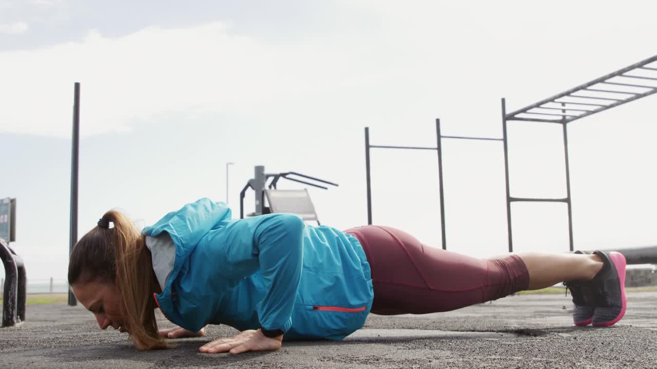 mujer caucásica deportiva haciendo ejercicio en un gimnasio al aire libre durante el día