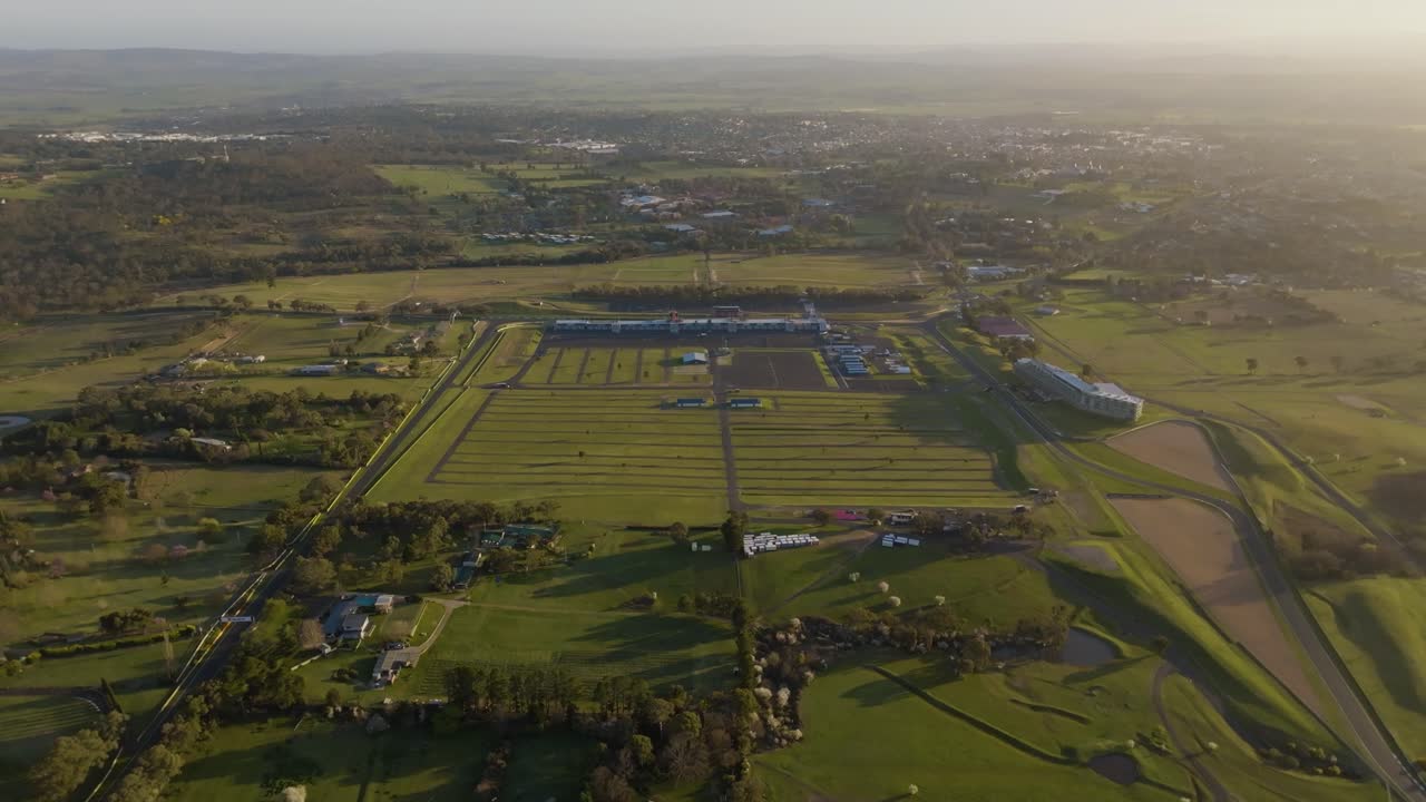 바더스트를 바라보는 산, 새의 눈으로 바울루 마운트 파노라마를 바라본 산