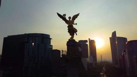 un epico momento en la puesta de sol en reforma y el angel de la independencia