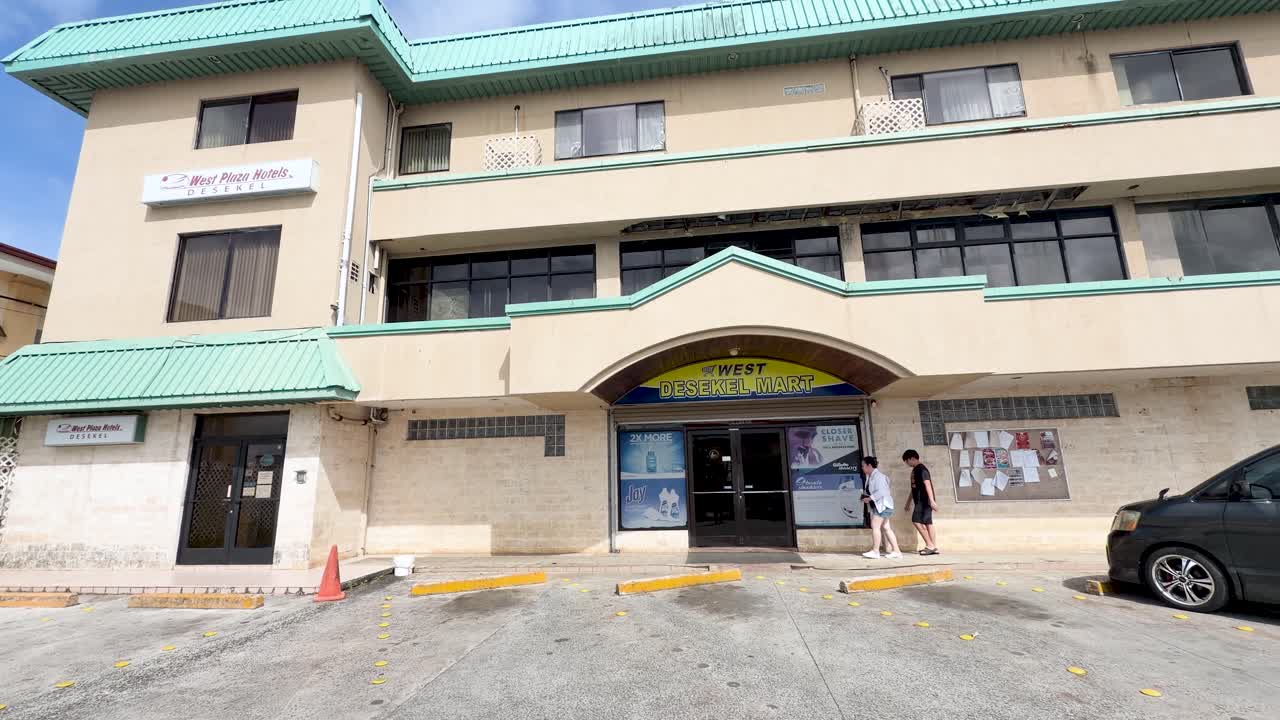 Toma estática de gran angular de un edificio comercial de varios pisos bajo la luz brillante del día en Micronesia.