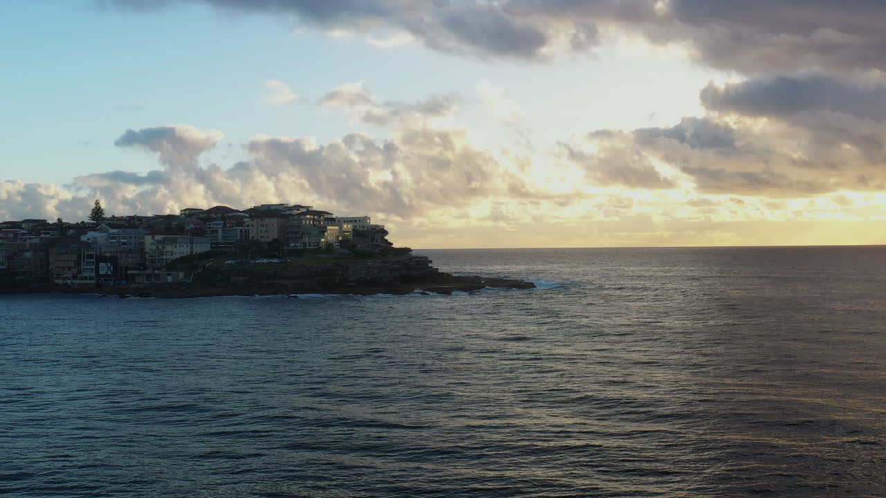 Ripresa con drone di una bellissima alba a Bondi, Australia.