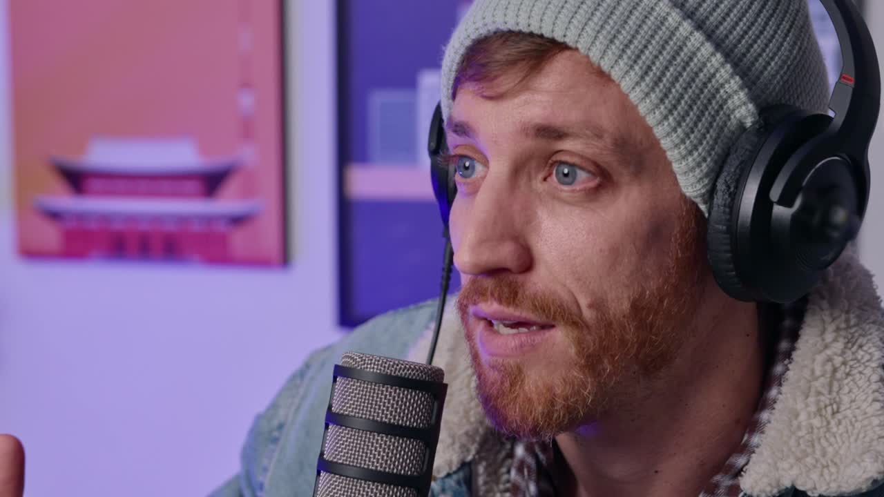 anfitrión de podcast o invitado hablando con el micrófono en un estudio de sonido o programa de radio en vivo o transmisión. hombre hipster de aspecto genial con auriculares teniendo conversación. grabación de audio en sesión casera de aficionados